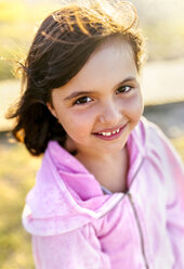Porträt eines lächelnden kleinen Mädchens mit wehendem Haar - MGOF03671