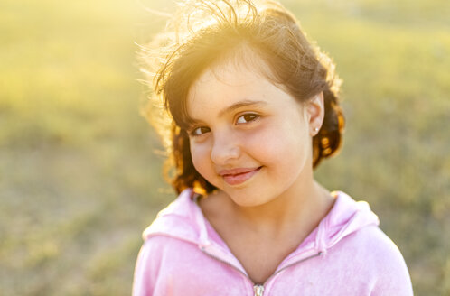 Porträt eines lächelnden kleinen Mädchens bei Gegenlicht - MGOF03682