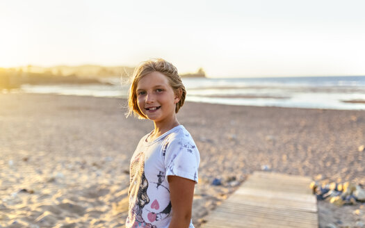 Porträt eines lächelnden blonden Mädchens am Strand - MGOF03687