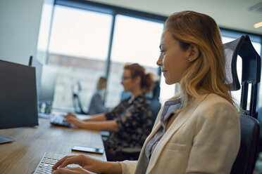 Geschäftsfrau mit Computer im Büro - ZEDF00919