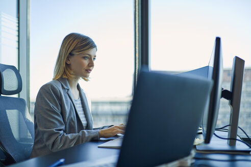 Geschäftsfrau mit Computer im Büro - ZEDF00920