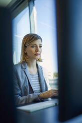 Geschäftsfrau mit Computer im Büro - ZEDF00921