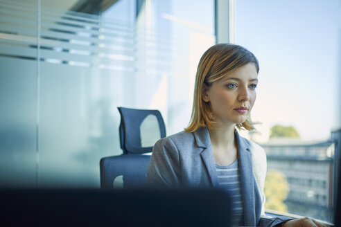 Geschäftsfrau bei der Arbeit im Büro - ZEDF00922