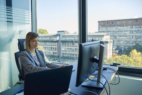 Geschäftsfrau mit Computer im Büro - ZEDF00929