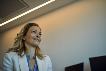 Lächelnde Geschäftsfrau im Büro - ZEDF00942