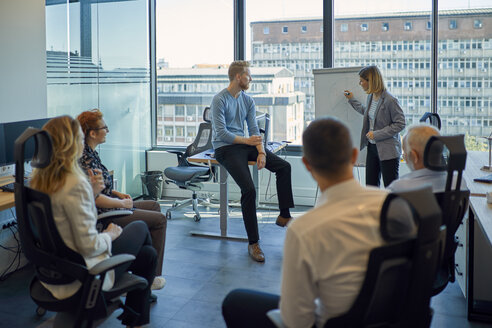 Geschäftsfrau führt eine Präsentation am Flipchart im Büro durch - ZEDF00944