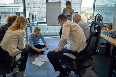 Geschäftsteam bei einem Workshop im Büro - ZEDF00945