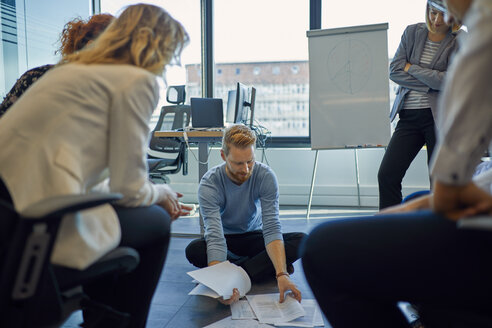 Business team having a workshop in office - ZEDF00947