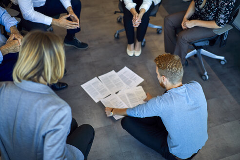 Geschäftsteam bei einem Workshop im Büro - ZEDF00949