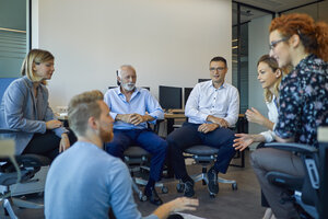 Geschäftsteam bei einem Workshop im Büro - ZEDF00951