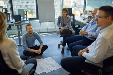 Geschäftsteam bei einem Workshop im Büro - ZEDF00952