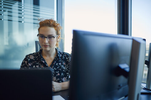 Geschäftsfrau arbeitet am Schreibtisch im Büro - ZEDF00966