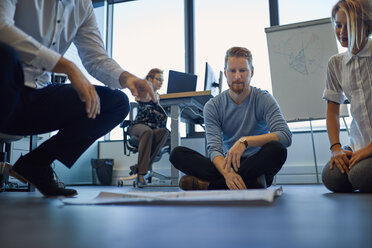 Business Team Brainstorming im Büro - ZEDF00968