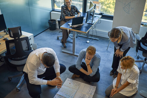 Business team brainstorming in office - ZEDF00971
