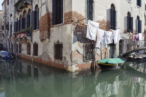 Italien, Venedig, Boot auf Kanal und Wäsche im Haus, lizenzfreies Stockfoto