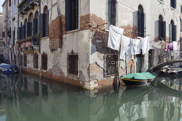 Italien, Venedig, Boot auf Kanal und Wäsche im Haus - RPSF00016