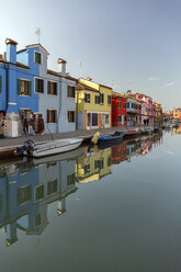 Italien, Lagune von Venedig, Burano, Boote auf dem Kanal und bunte Häuser - RPSF00017