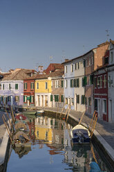 Italien, Lagune von Venedig, Burano, Boote auf Kanal - RPSF00018