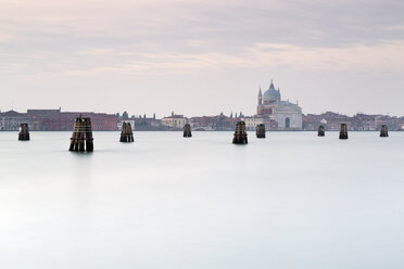 Italien, Venedig, Stadtbild in der Dämmerung - RPSF00019