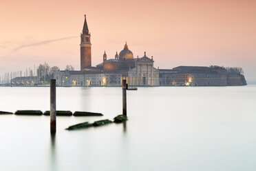 Italien, Venedig, San Giorgio Maggiore in der Dämmerung - RPSF00023