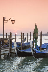 Italien, Venedig, Gondeln im Wasser - RPSF00025