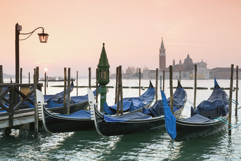Italien, Venedig, Gondeln vor San Giorgio Maggiore, lizenzfreies Stockfoto