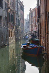 Italien, Venedig, Boot auf Kanal - RPSF00027