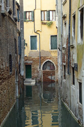 Italien, Venedig, Häuser und Kanal - RPSF00028