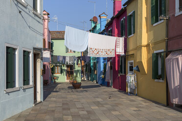 Italy, lagoon of Venice, Burano, colorful houses and laundry hanging out to dry - RPSF00030