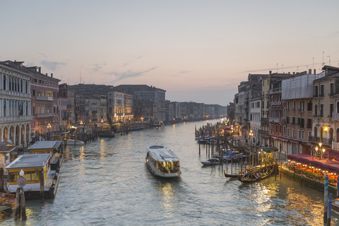 Italien, Venedig, Stadtbild mit Canal Grande in der Dämmerung, lizenzfreies Stockfoto