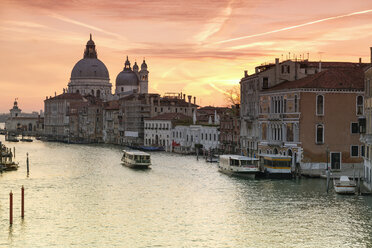 Italien, Venedig, Stadtbild mit Canal Grande in der Dämmerung - RPSF00034