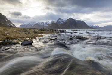 Norwegen, Lofoten, Vareid, Flakstad, Strand - RPSF00057