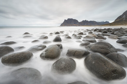 Norwegen, Lofoten, Vareid, Flakstad, Utakleiv, Steine am Strand - RPSF00058