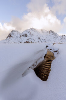 Norwegen, Lofoten, Flakstad, Winterlandschaft, Bach und Schnee - RPSF00062