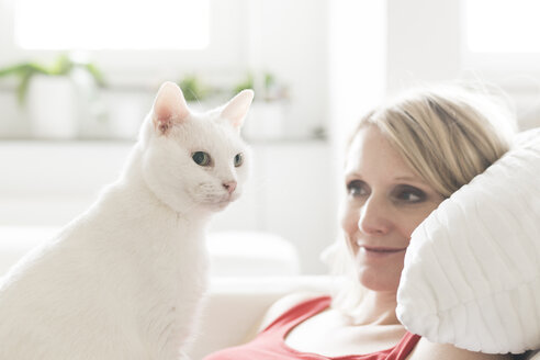 Weiße Katze und Besitzer zu Hause - CHPF00446