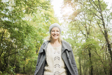 Porträt einer glücklichen Frau im Wald im Herbst - MOEF00294