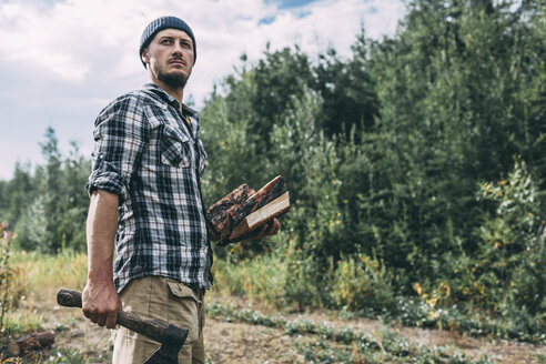 Mann beim Holzhacken in ländlicher Landschaft - VPIF00253
