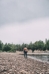 Angler am Flussufer in ländlicher Landschaft - VPIF00257