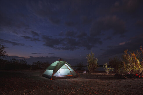 Beleuchtetes Zelt bei Nacht - VPIF00263