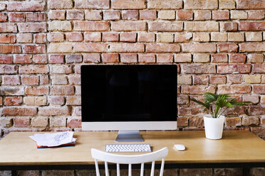 Arbeitsplatz an der Backsteinmauer im Büro - HAPF02338