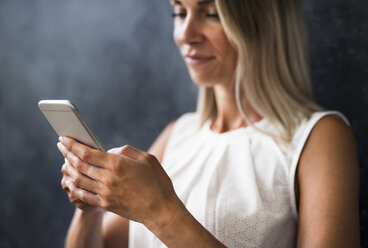 Nahaufnahme einer Frau mit Mobiltelefon - HAPF02388