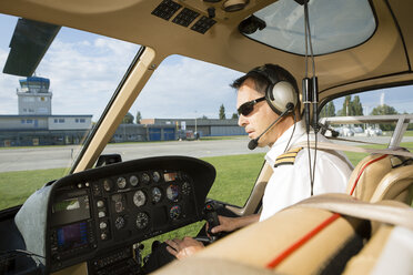 Porträt eines Piloten im Cockpit eines Hubschraubers - OJF00204