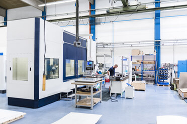 Man working in factory shop floor - DIGF03097