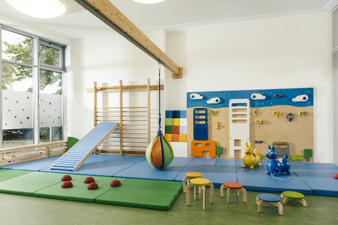 Leerer Turnraum im Kindergarten - MFF04047