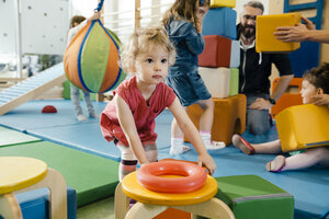 Kleines Mädchen spielt im Turnraum eines Kindergartens - MFF04060