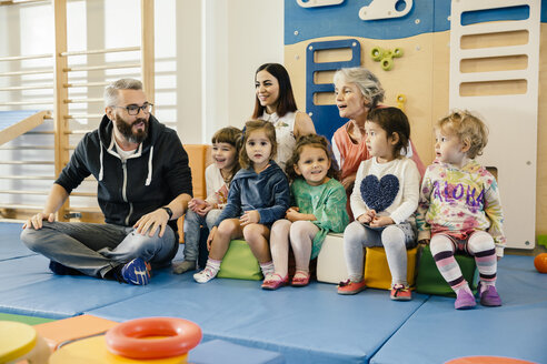 Gruppe von Kindern und Lehrern im Turnraum eines Kindergartens - MFF04062