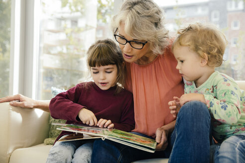 Pre-school teacher reading with children in kindergarten - MFF04065