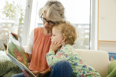 Vorschullehrerin liest mit Kind im Kindergarten - MFF04067