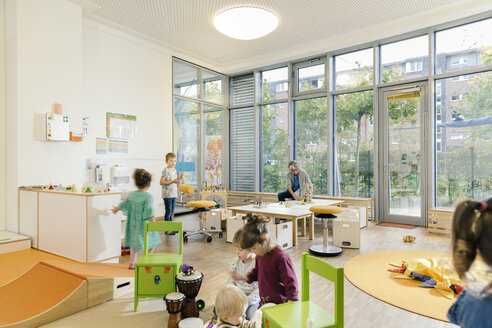 Vorschullehrerin und Kinder beim Spielen im Lernraum des Kindergartens - MFF04079
