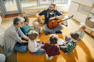 Kinder und Erzieherinnen singen und musizieren im Kindergarten - MFF04082